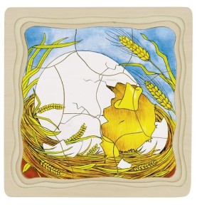 Deuxième couche en bois : la coquille fendue laisse sortir la tête du poussin jaune