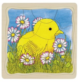 Troisième couche : un poussin jaune debout dans l'herbe au milieu des marguerites