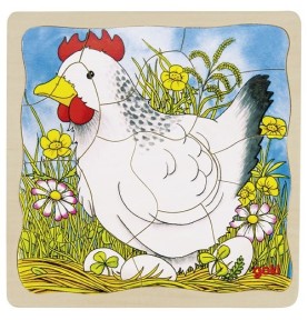 Dernière couche au fond du cadre : la poule blanche couve ses œufs parmi les fleurs