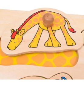Girafe soulevée au-dessus de son creux, ses taches orange visibles au fond de l'emplacement