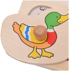 Gros plan sur la pièce du canard colvert et son bouton de préhension en bois
