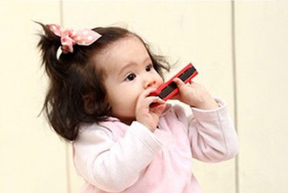 Bébé harmonica