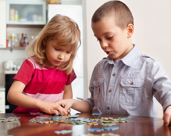développement enfant -1 à 5 ans- habillage apprentissage Montessori jeu 
