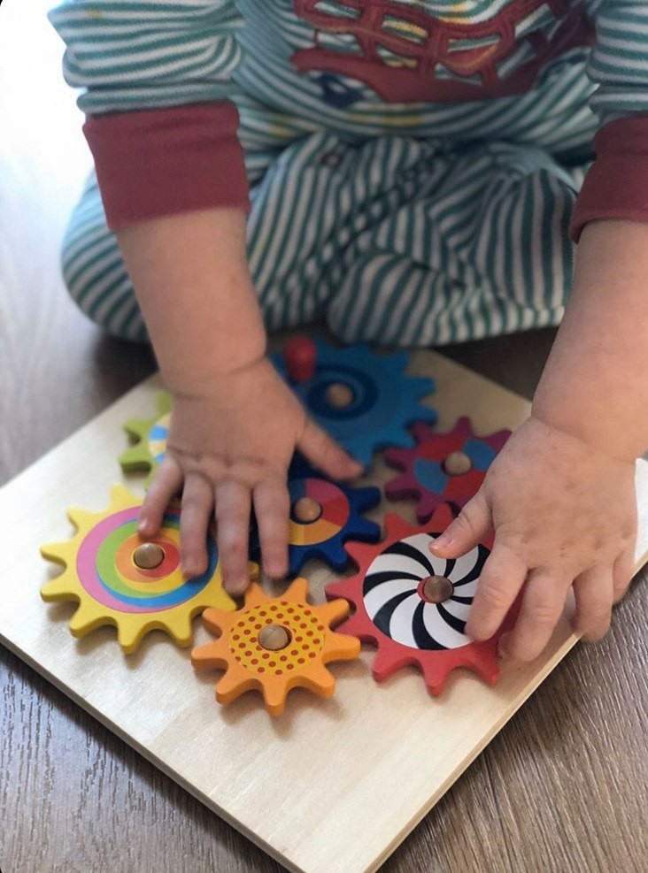 Wooden Interlocking Spinning Gears Board - STEM Cogs Toy - Vue 2