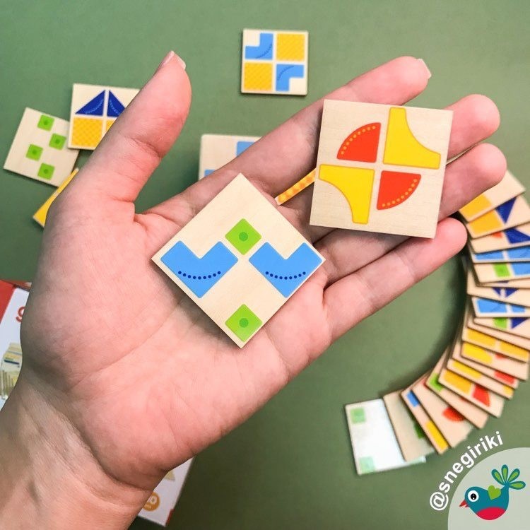 Wooden 4-Cube Pattern Matching Puzzle with Challenge Cards - Vue 3