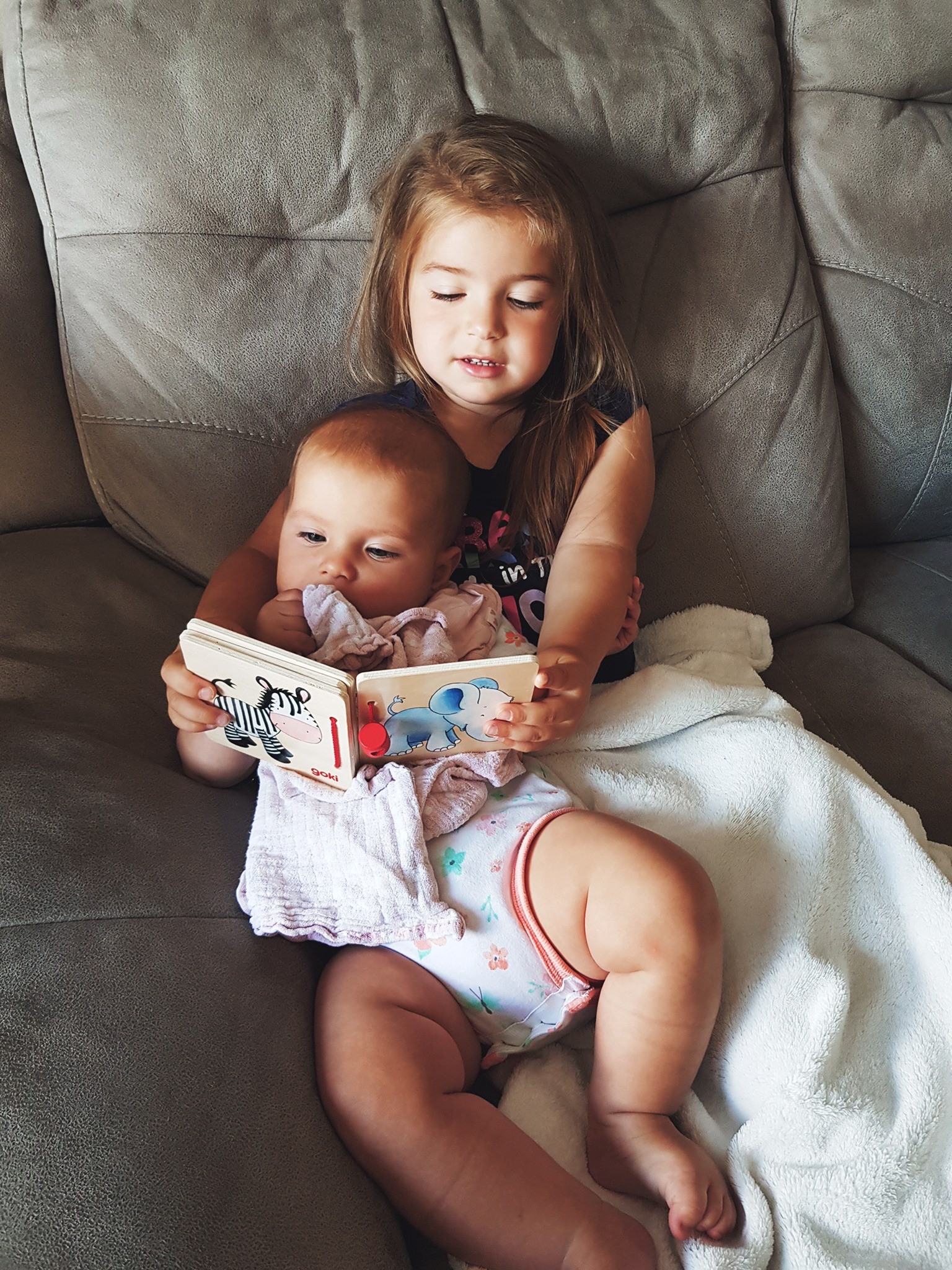 Baby's First Wooden Picture Book - Vue 2