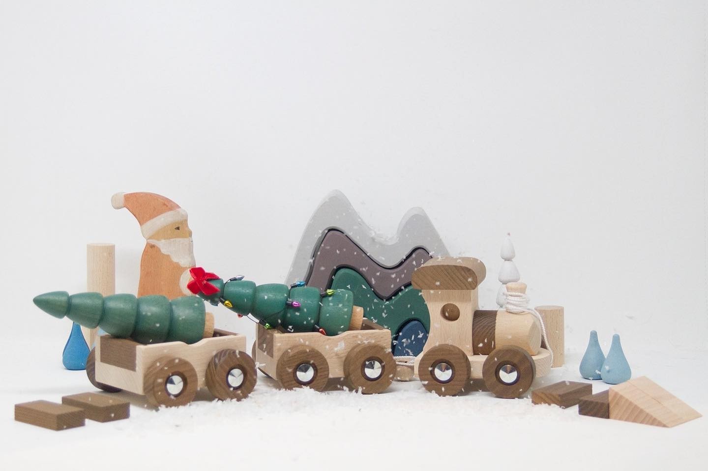 Natural Wooden Cargo Train - Montessori Inset Wagons - Vue 2