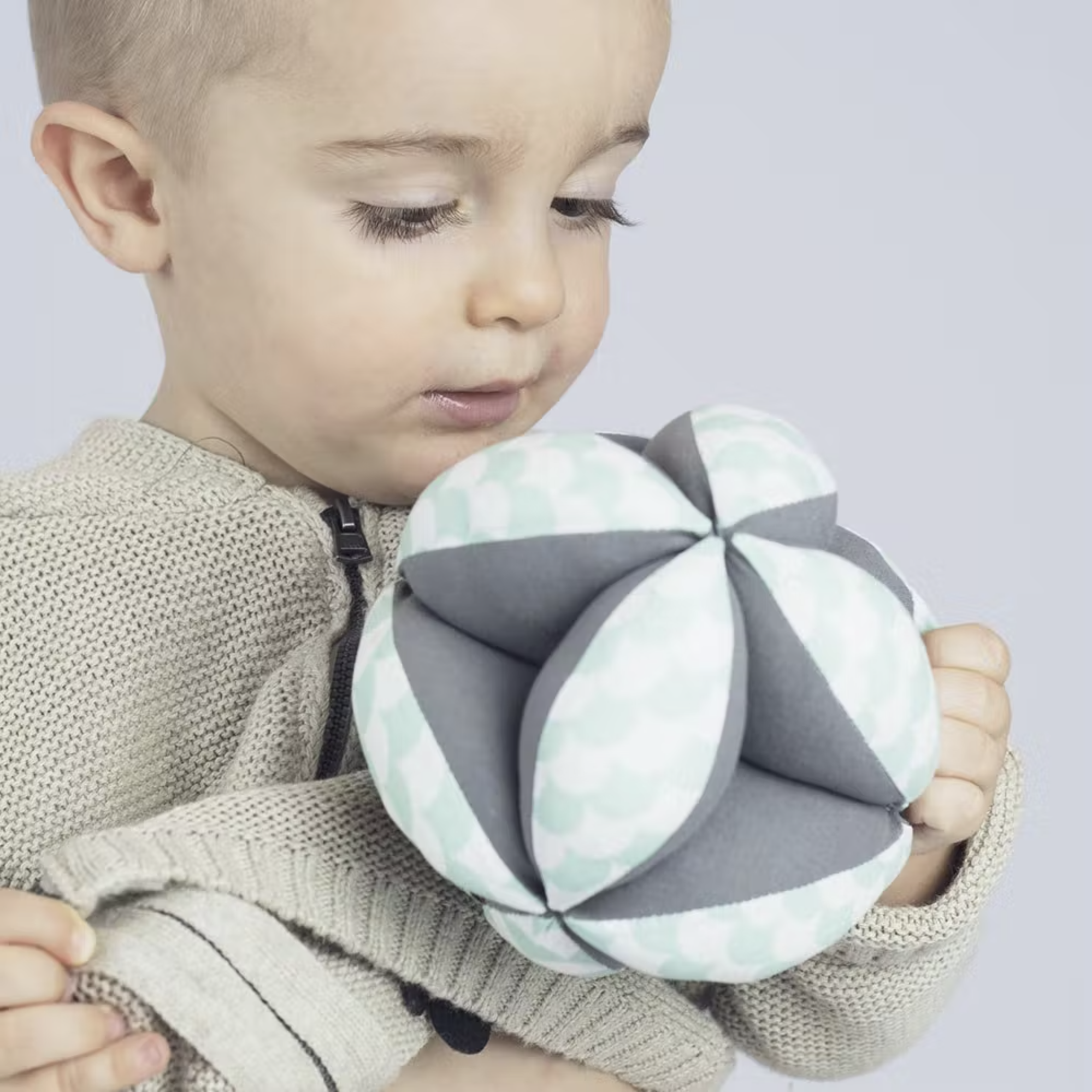 Montessori Grasping Ball with Gentle Inner Chime Bell - Vue 2