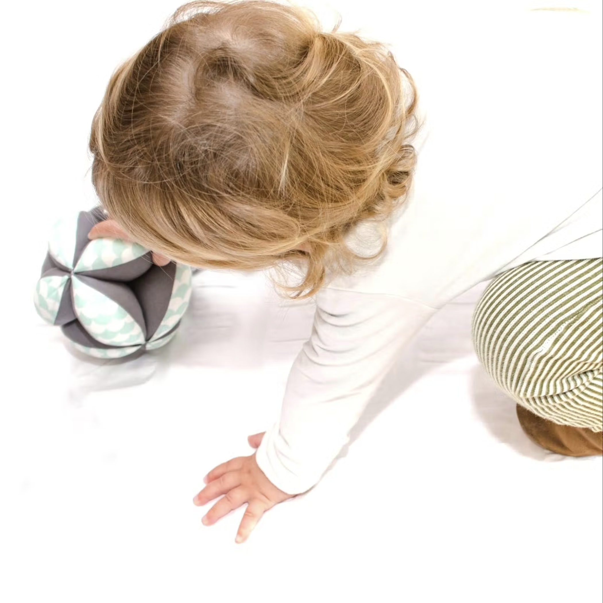 Montessori Grasping Ball with Gentle Inner Chime Bell - Vue 3