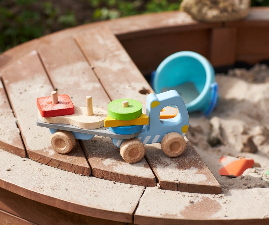 Wooden Dumper Truck with Shape Sorting Blocks - Vue 3