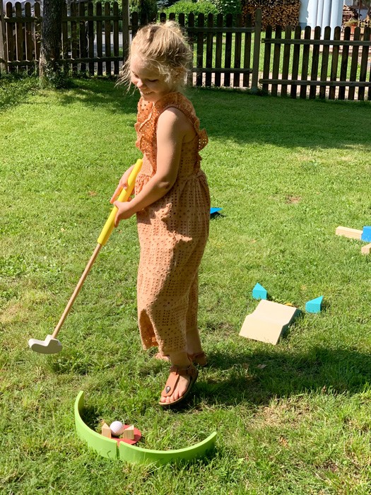 Children's Wooden Mini Golf Putting Set with Clubs & Balls - Vue 2