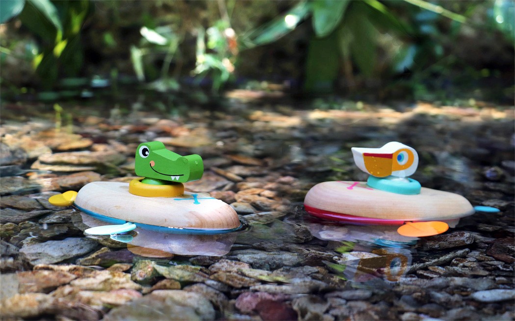 Wooden Floating Pelican Bath & Water Companion - Vue 6