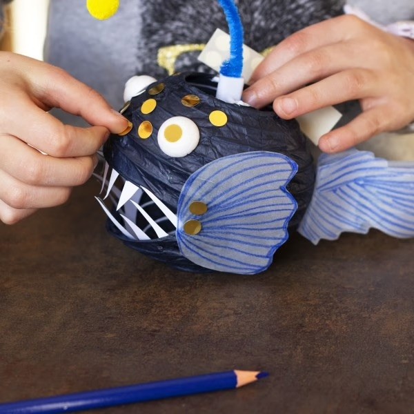 Deep Sea Angler Fish Creative Papercraft Activity Kit - Vue 10
