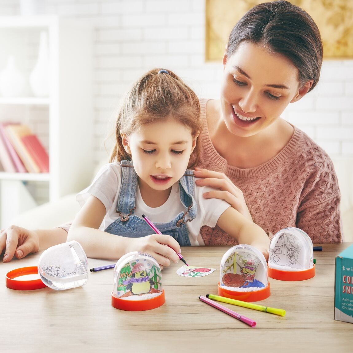 DIY Children's Christmas Snow Globes Kit - Pack of 4 - Vue 8