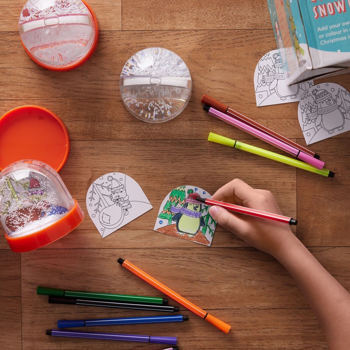 DIY Children's Christmas Snow Globes Kit - Pack of 4 - Vue 9