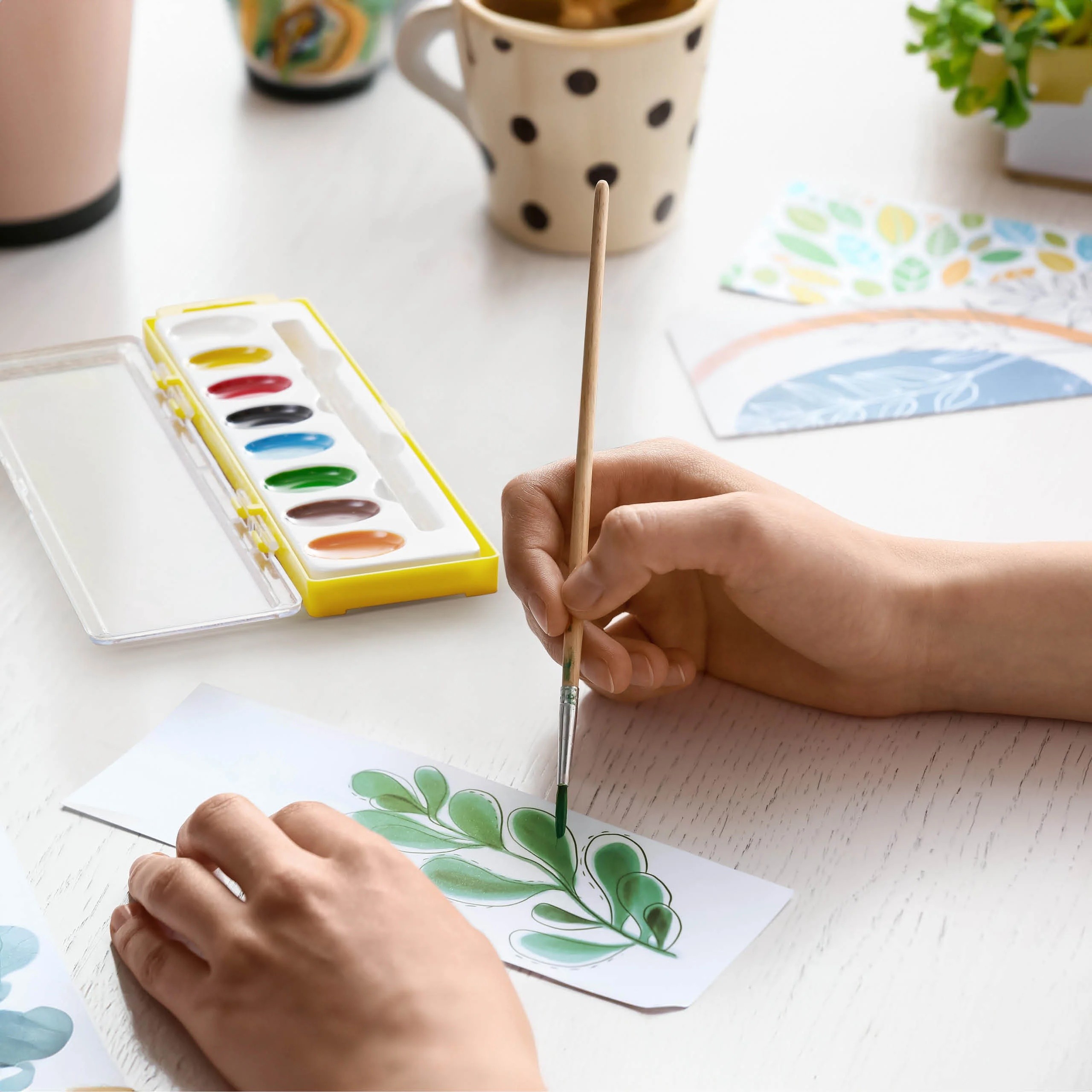 Children's Watercolour Paint Box - 12 Vibrant Cakes & Brush - Vue 2